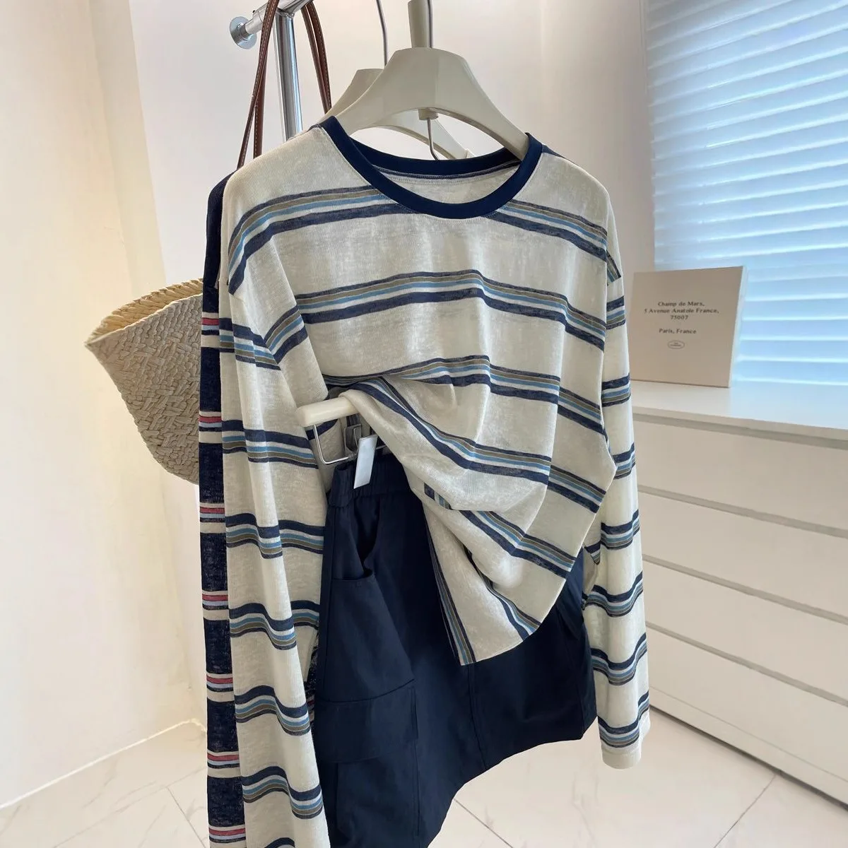 Minimalist Blue White Stripe L - Wallpaper review and price